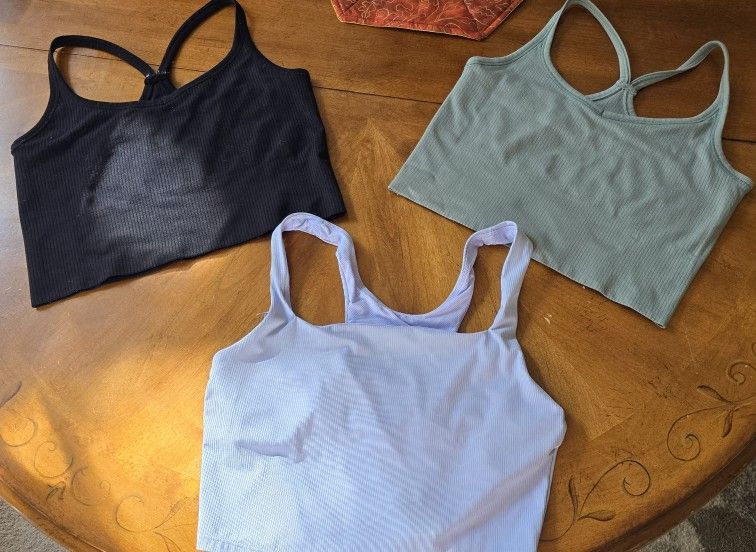 3 Cropped bralettes