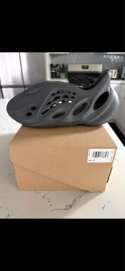Adidas Yeezy Foam Runner Carbon Size 10