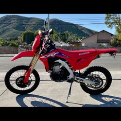 2022 Honda CRF 450L 5,370 miles Fuel injected Electric start 6 speed manual transmission Street legal!! Serviced and ready to go Financing available