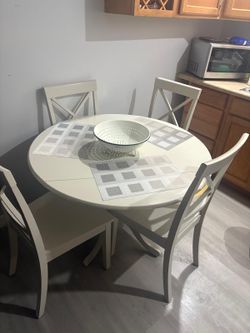 Diningroom with 4 chairs