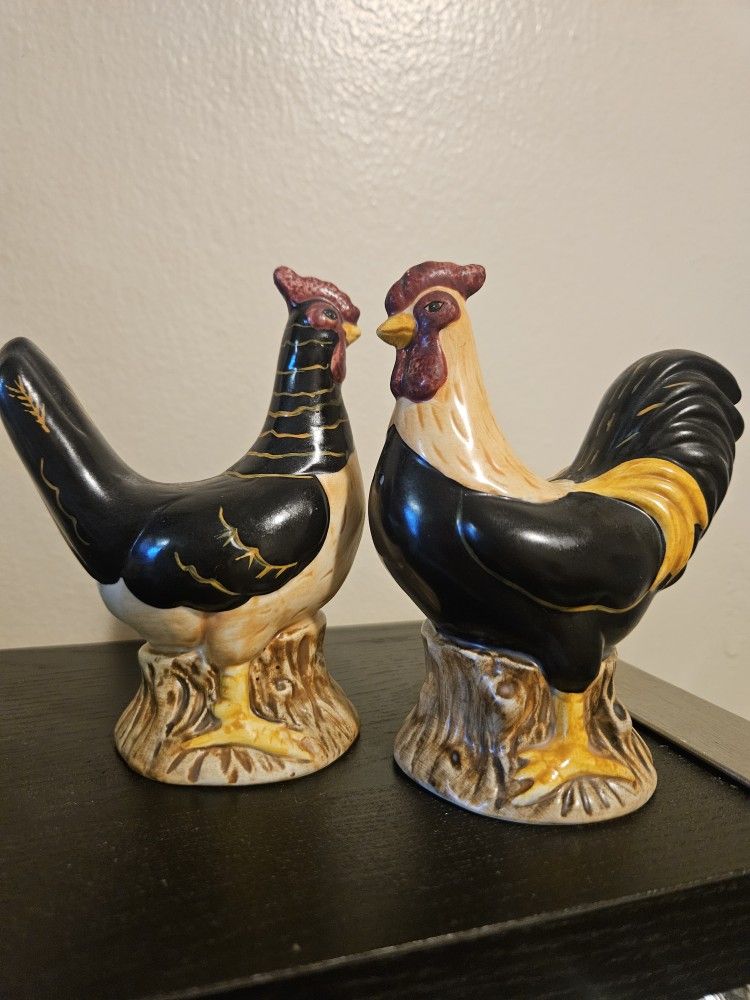 vintage Sakura Warren Kimble rooster salt and pepper shaker.