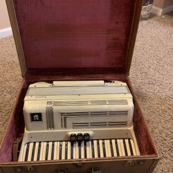 Soprani 120 bass Accordion 3 & 4 Reeds 17" keys, White Accordian Italy G cond.