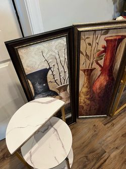 2 Tall frames & corner table. Mesa de esquina & 2 cuadros altos