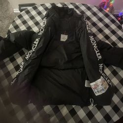 Moncler Size Large/4
