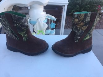 Boys Camo boots size 6