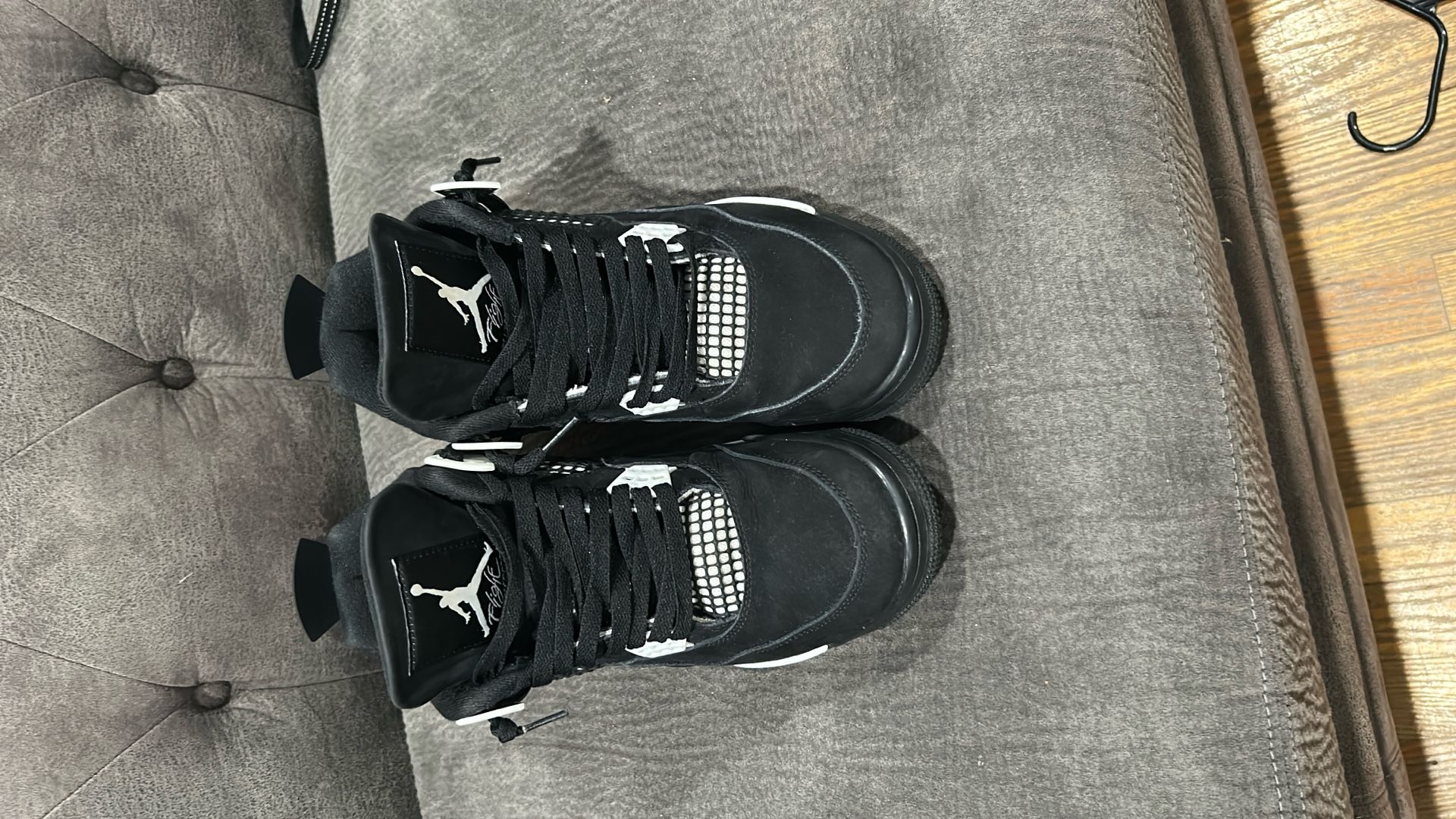 Jordan 4s White Thunders Size 9.5