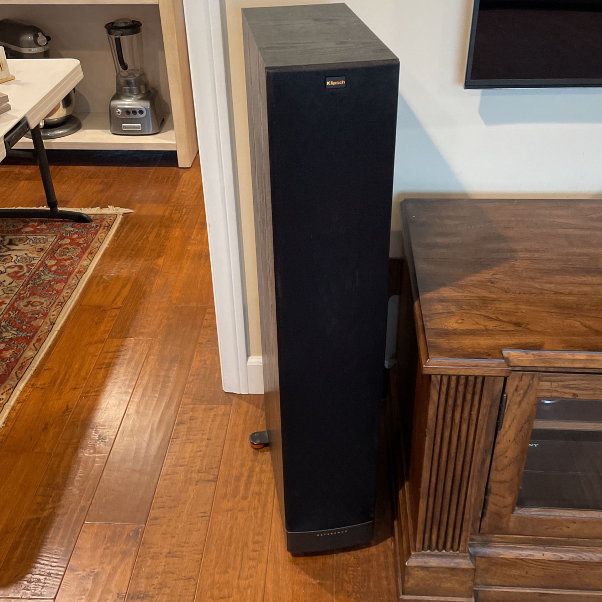 2 Floor Standing Speakers, Pair Of Left And Right