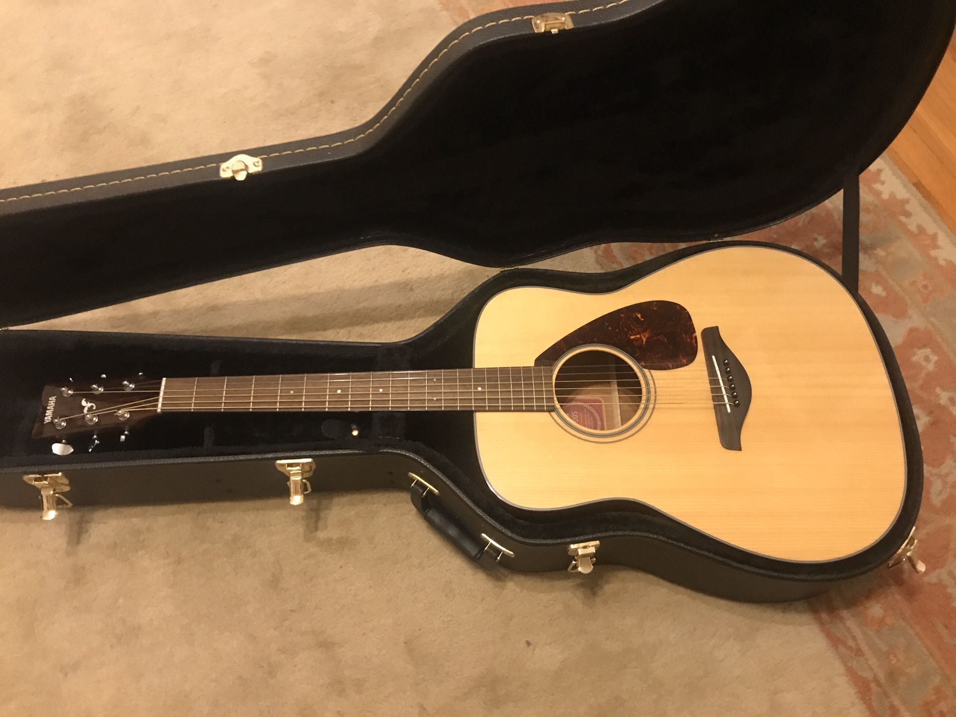 Yahama acoustic guitar (FG700S) with Hard Case