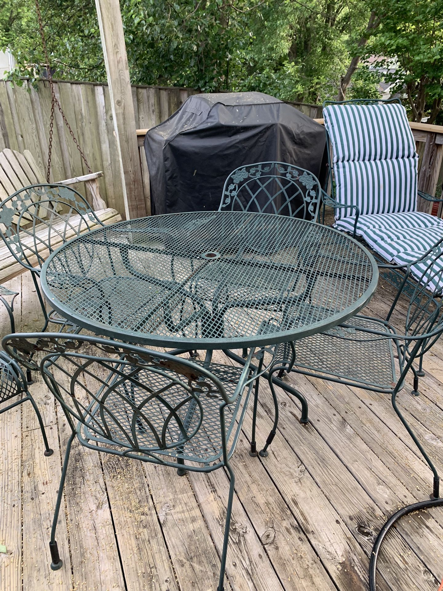 Vintage Green Iron Rose Vine Pattern 42" Table And Six Chairs.