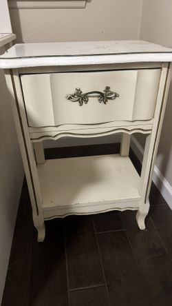 Vintage White Nightstand / End Table β $19
