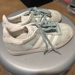 Women’s/Girls Shoes