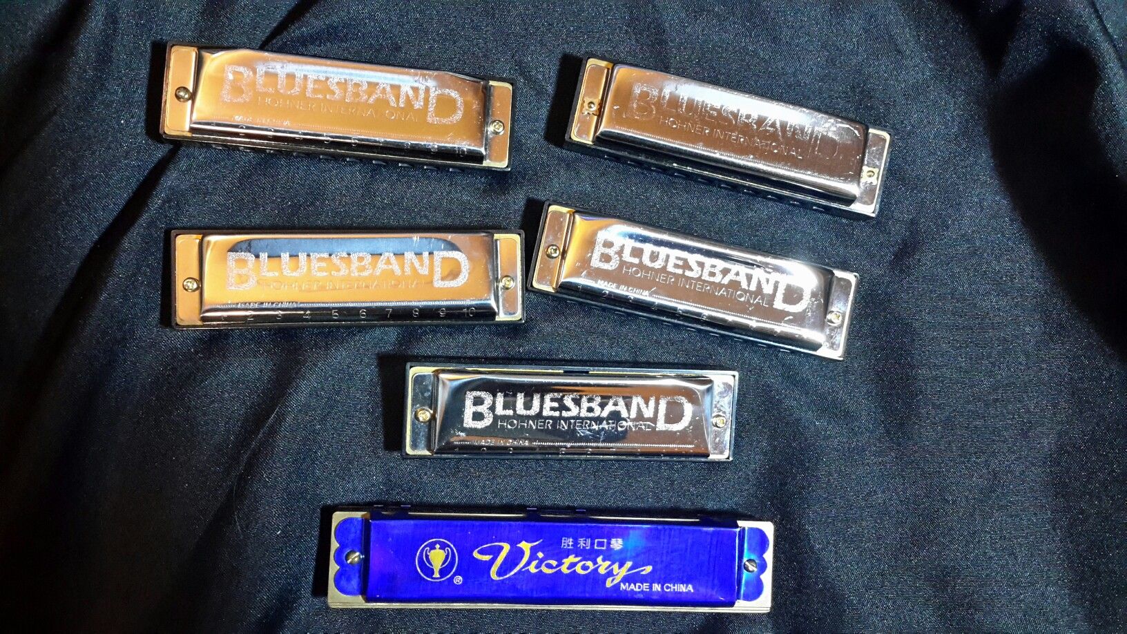 6 HARMONICAS in case.