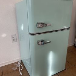 Retro Mini Refrigerator 