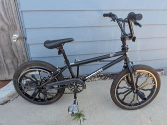 Mongoose bike W/ pegs