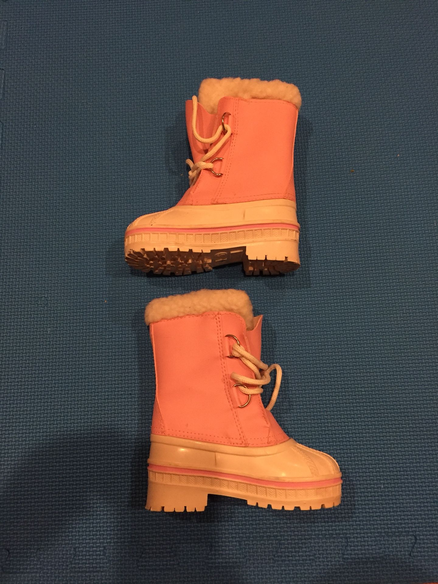 Girl toddler size 6 boots. Rubber outside. Fur inside