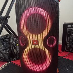 Jbl party speaker use excellent sound and Bass can be use without plugging up to 7hourse good battery firm on price a