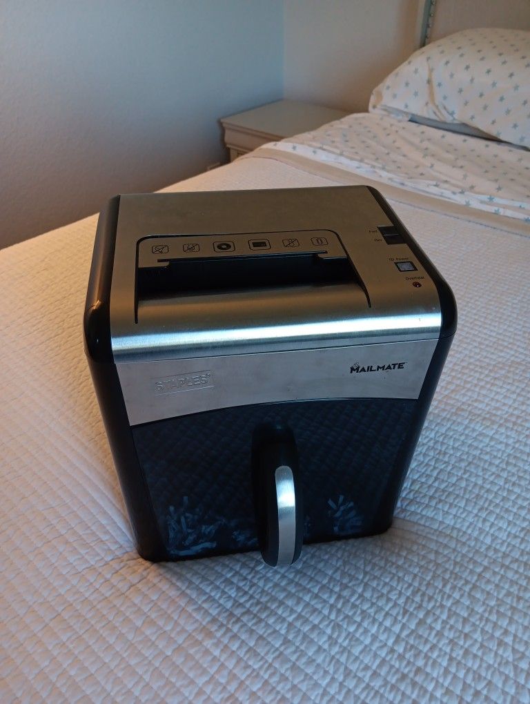 Staples Mailmate Portable Plug-In Shredder Model SPL-727MM