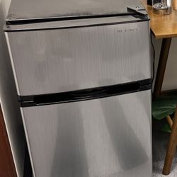 Insignia- 3.0 Cu. Ft. Mini Fridge with Top Freezer