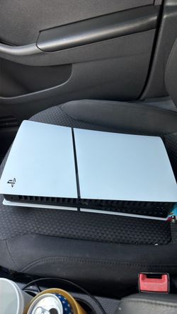 PS5 digital (only out the box for 1 month)