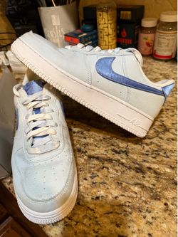 Nike Air Force 1 '07 Low sneakers feature a light blue women’s sz 9