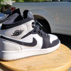 Jordan 1 Pearl White Size 5 Youth