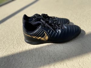 Photo Nike Tiempo Black and gold indoor cleats