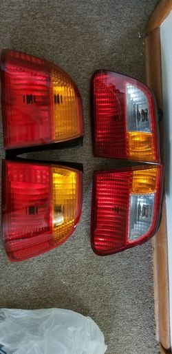 1999 / 2000 civic EX 4 door. Tail light complete set