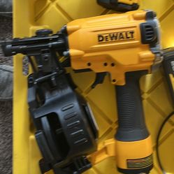 Dewalt Nail 20V MAX 15-Degree Cordless Roofing Nailer (Tool Only) w/1-1/4 in. x 0.120-GA