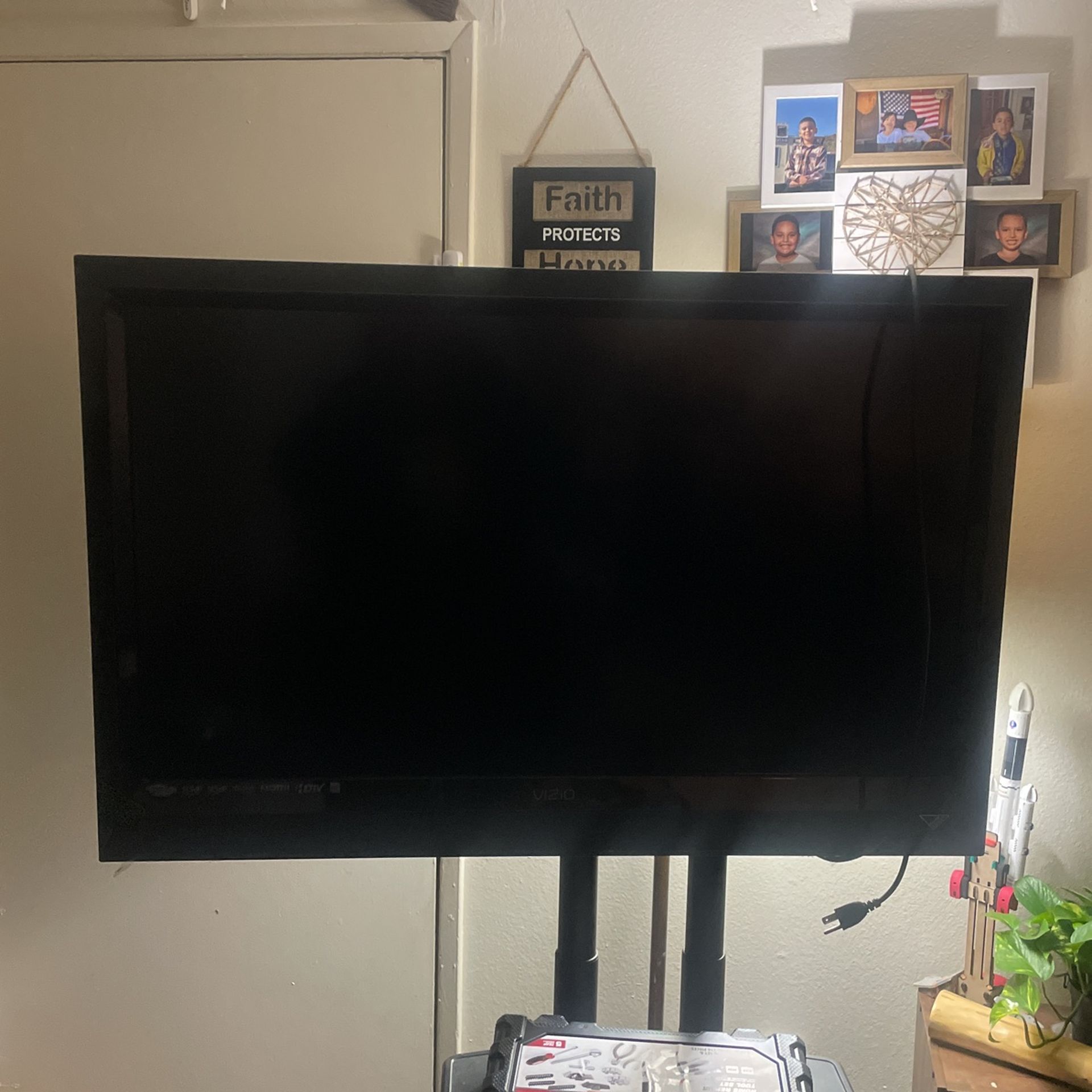 VIZIO TV 37”