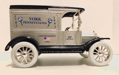 ERTL York PA 250th Anniversary Celebration 1917 Model T Locking Coin Bank with Key. 1989 The ERTL Co.