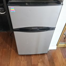 Mini Fridge With Freezer 