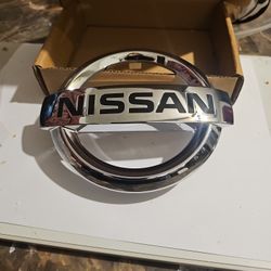 13-18Nissan ALTIMA /15-18Murano/10-18 Quest Rogue Front Grille Emblem