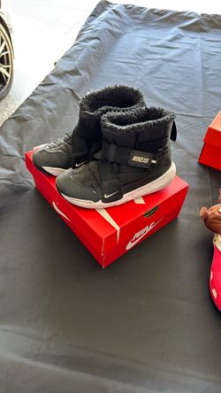 Nike Kids Snow Winter Booths Size 2Y US