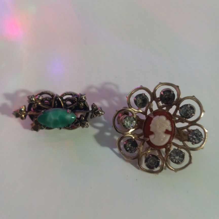 2 Minature Vintage Broaches. Cute. Excellent Condition.