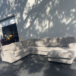 XL U-Shape Spacious Gray Sectional Sofa w/ Chaise – Great Condition!