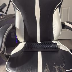 Selling beat up gaming chair with pillow not in photo and keyboard