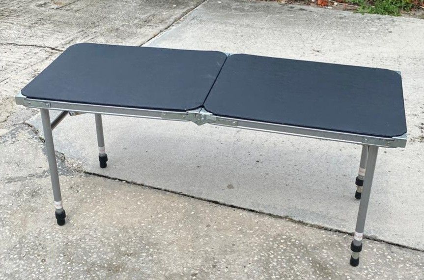 FOLDING TABLE- CARRY HANDLE- EXTENDABLE LEGS