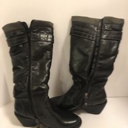 Women’s Warm Fur Knee High Snow Boots w/ Zip up size 7.5. NOTE* there is some flaking (see photos) price adjusted to $25.00 for this issue.