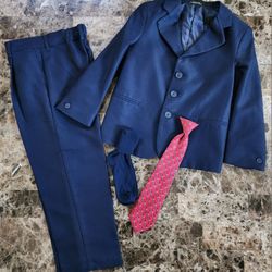 Boy's  Navy Blue Suit Size 7 (SERIOUS BUYERS ONLY CONTACT)