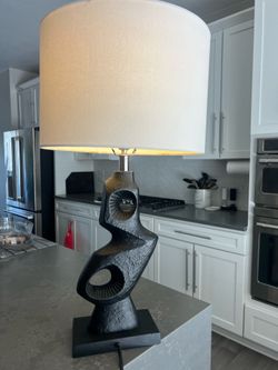 Sculptural Black Table Lamp – Modern Abstract Sculpture Base