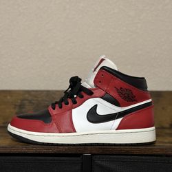 Jordan 1 mid Chicago toe Sz 9.5