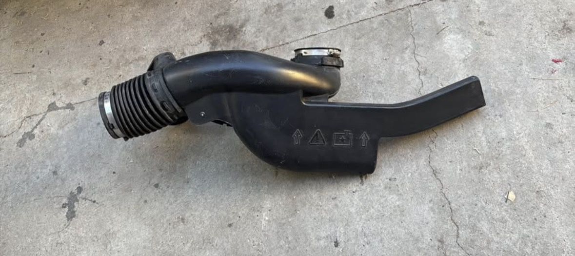 GMC Yukon Escalade Sierra AIR INTAKE box RESONATOR PIPE HOSE tube 99-06