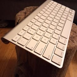 Apple A1314 Wireless Magic Keyboard with Bluetooth for iMac / Macbook / iPad Or Windows PC WORKS PERFECTLY!