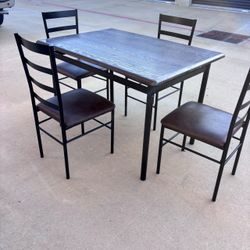 Cute Kitchen Table and 4 Chairs. Delivery is Available.
