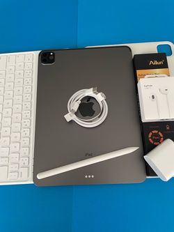 Apple IPad Pro 11” 2nd Generation (2020 Model / Face ID ) 256GB with Keyboard, pen & Accessories