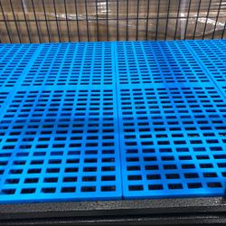 Plastic flooring top for dog kennel