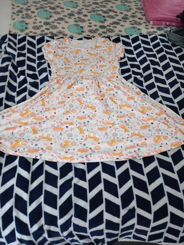 Size 12,Has Fox's on The Front And Back.
