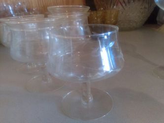 Glass wine set with design cut in glass