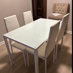 Comedor Y 4 Sillas $170