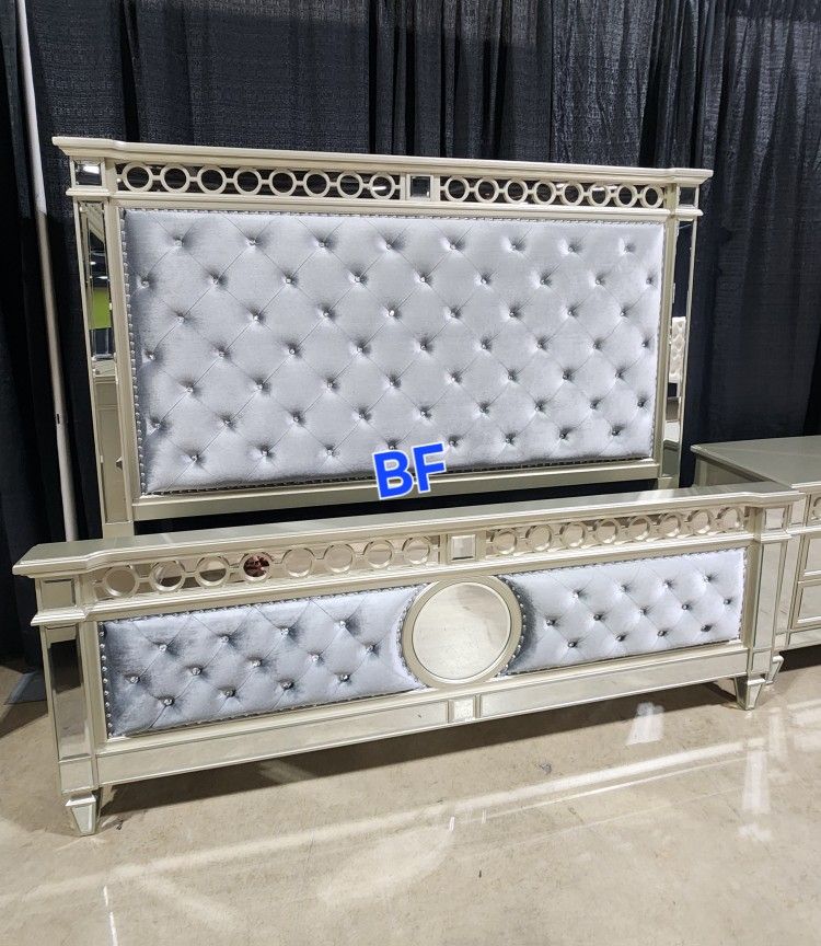 Bedroom Set 4 Pc Daek Grey Velvet Upholstery Fabric, Silver Champagne Finish. New Especial Price